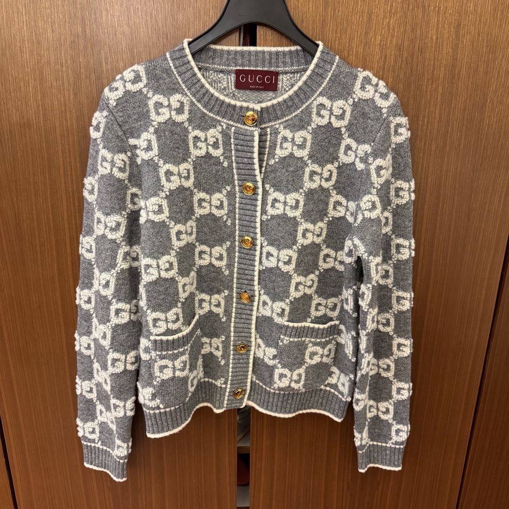Gucci 2024 GG wool monogram bouclé jacquard cardigan in Grey and Ivory size L